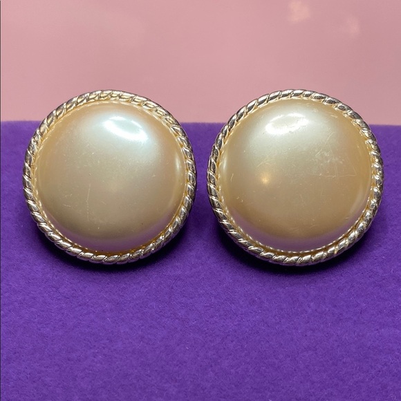 💛 Vintage Vendome Pearl Clip On Earrings - Picture 1 of 4